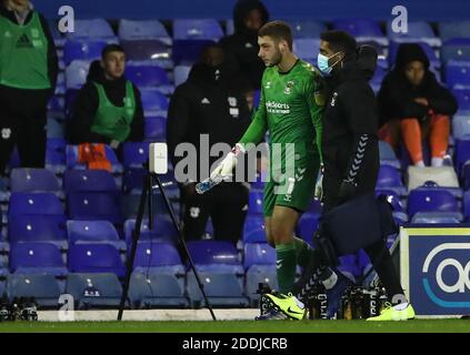 Coventry City Torwart Marko Marosi verlässt das Spiel, nachdem er während des Sky Bet Championship-Spiels im St Andrews Trillion Trophy Stadium, Birmingham, eine Verletzung aufnahm. Stockfoto