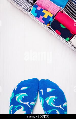Füße Selfie mit blauen Socken und einem Socken Organizer auf weißem Hintergrund. Draufsicht, freier Platz Stockfoto