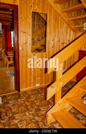 Cottage Urlaub Inneneinrichtung. Holzflur mit Türen in Vang i Valdres, Norwegen. Stockfoto