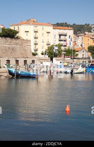 Ajaccio, Frankreich - 30. Juni 2015: Die Boote liegen im alten Hafen von Ajaccio, der Hauptstadt von Korsika, einer französischen Insel im Mittelmeer Stockfoto