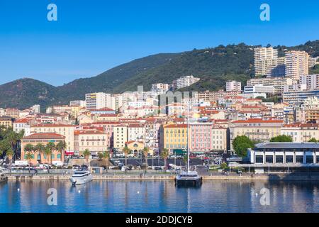 Ajaccio, Frankreich - 30. Juni 2015: Hafen von Ajaccio am sonnigen Morgen, Blick auf das Meer. Korsika Stockfoto