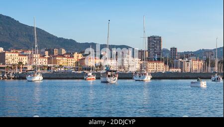 Ajaccio, Frankreich - 30. Juni 2015: Jachthafen von Ajaccio an sonnigen Tagen, die Hauptstadt von Korsika, französische Insel im Mittelmeer Stockfoto