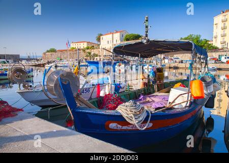 Ajaccio, Frankreich - 7. Juli 2015: Fischerboot mit Trockennetzen ist im Hafen von Ajaccio, Korsika Insel, Frankreich, vertäut Stockfoto