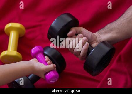 Vater und Sohn mit Kurzhanteln Stockfoto