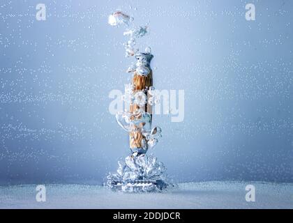 Rasiermesser und Wasser spritzen in Wasser Stockfoto