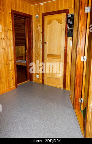 Cottage Urlaub Inneneinrichtung. Holzflur mit Türen in Vang i Valdres, Norwegen. Stockfoto