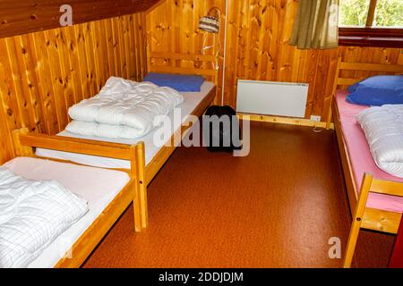 Cottage Urlaub Inneneinrichtung. Schlafzimmer mit Betten in Vang i Valdres, Norwegen. Stockfoto