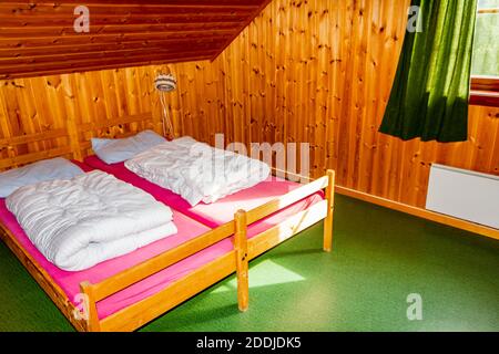 Cottage Urlaub Inneneinrichtung. Schlafzimmer mit Betten in Vang i Valdres, Norwegen. Stockfoto