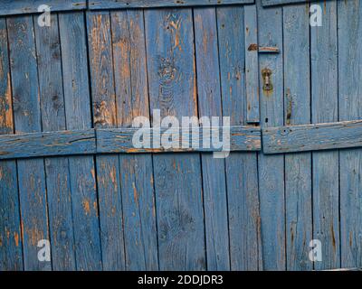 Ein altes, blau bemaltes Holztor. Die Textur der alten Bretter. Stockfoto