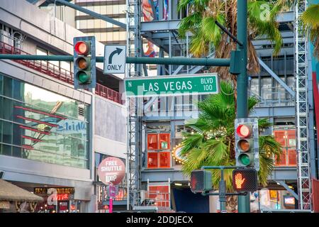 LAS VEGAS, NV - 29. JUNI 2018: Downtown Las Vegas bei Nacht. Touristen besuchen den alten Bezirk. Stockfoto