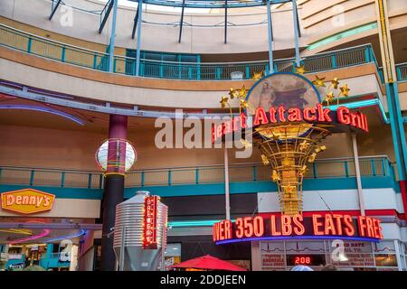 LAS VEGAS, NV - 29. JUNI 2018: Fremont Street Experience in Downtown Las Vegas. Touristen besuchen den alten Bezirk. Stockfoto