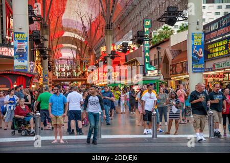 LAS VEGAS, NV - 29. JUNI 2018: Fremont Street Experience in Downtown Las Vegas. Touristen besuchen den alten Bezirk. Stockfoto