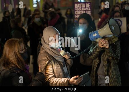Eine muslimische Frau mit Gesichtsmaske spricht auf einem Megaphon während einer feministischen Demonstration.Dutzende von Menschen aus verschiedenen feministischen Gruppen hielten eine Demonstration während des internationalen Tages gegen sexistische Gewalt in Madrid ab. Stockfoto