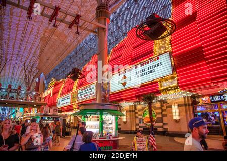 LAS VEGAS, NV - 29. JUNI 2018: Fremont Street Experience in Downtown Las Vegas. Touristen besuchen den alten Bezirk. Stockfoto