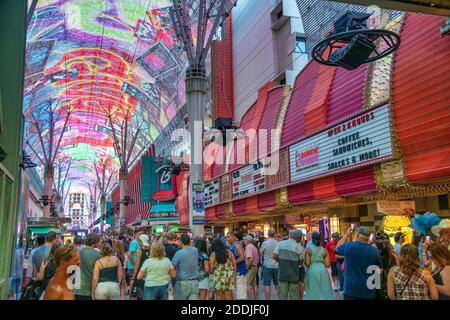 LAS VEGAS, NV - 29. JUNI 2018: Fremont Street Experience in Downtown Las Vegas. Touristen besuchen den alten Bezirk. Stockfoto