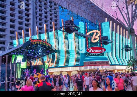 LAS VEGAS, NV - 29. JUNI 2018: Fremont Street Experience in Downtown Las Vegas. Touristen besuchen den alten Bezirk. Stockfoto