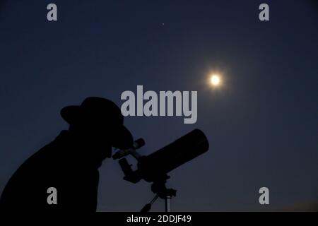 Wetter UK: Stargazer Watches Mars and Moon Opposition on Town Moor, Newcastle upon Tyne, UK, 25. November 2020, Credit: David Whinham/Alamy Live News Stockfoto