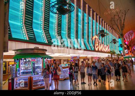 LAS VEGAS, NV - 29. JUNI 2018: Fremont Street Experience in Downtown Las Vegas. Touristen besuchen den alten Bezirk. Stockfoto