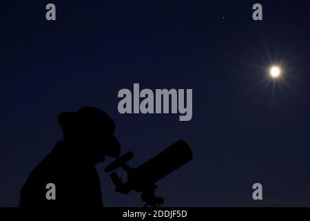 Wetter UK: Stargazer Watches Mars and Moon Opposition on Town Moor, Newcastle upon Tyne, UK, 25. November 2020, Credit: David Whinham/Alamy Live News Stockfoto