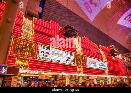 LAS VEGAS, NV - 29. JUNI 2018: Fremont Street Experience in Downtown Las Vegas. Touristen besuchen den alten Bezirk. Stockfoto