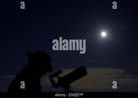 Wetter UK: Stargazer Watches Mars and Moon Opposition on Town Moor, Newcastle upon Tyne, UK, 25. November 2020, Credit: David Whinham/Alamy Live News Stockfoto