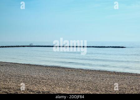 Zwei Männer fischen auf dem Wellenbrecher des Voramar-Strandes in Benicasim, Castellon de la Plana, Valencia, Spanien, Europa Stockfoto