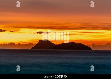 Sonnenuntergang über Paximadia, zwei unbewohnten Inseln im Golf von Mesara im Libyschen Meer neben der Südküste Kretas, Griechenland Stockfoto