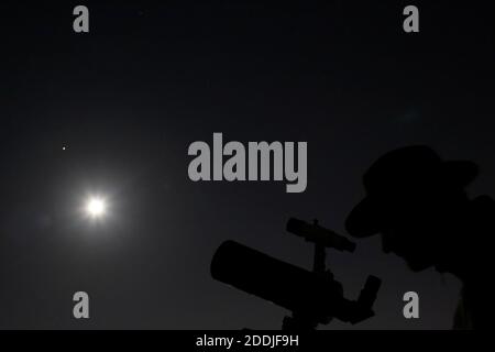 Wetter UK: Stargazer Watches Mars and Moon Opposition on Town Moor, Newcastle upon Tyne, UK, 25. November 2020, Credit: David Whinham/Alamy Live News Stockfoto