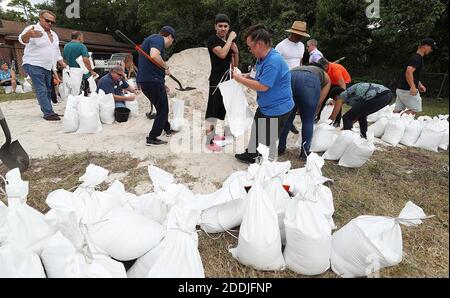KEIN FILM, KEIN VIDEO, KEIN Fernsehen, KEIN DOKUMENTARFILM - Dutzende von Orange County Bewohnern füllen Sandsäcke im Blanchard Park in Orlando, FL, USA am Mittwoch, 28. August 2019. Die Sandsäcke werden im Voraus von Hurrikan Dorian angeboten, die wahrscheinlich getroffen wird Florida. Einwohner von Orange County können bis zu 10 Sandsäcke am Standort erhalten.Foto: Stephen M. Dowell/Orlando Sentinel/TNS/ABACAPRESS.COM Stockfoto
