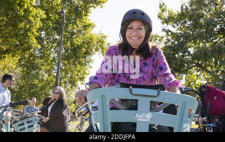 Die Pariser Bürgermeisterin Anne Hidalgo stellt die neuen Radwege in der Rue de Rivoli vor und eröffnet am 4. September 2019 vor dem Hôtel de Ville in Paris, Frankreich, den ersten Ökozähler des Radfahrens. Foto von Loic Baratoux/ABACAPRESS.COM Stockfoto