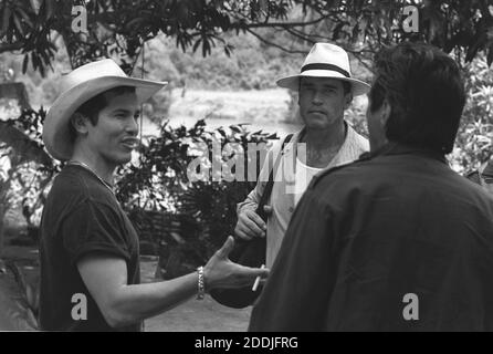 JOHN LEGUIZAMO, ARNOLD SCHWARZENEGGER, 'Collateral Damage' (2002) Bildnachweis: Warner Bros. / The Hollywood Archive / Aktenzeichen # 34078-0129FSTHA Stockfoto