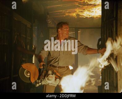 ARNOLD SCHWARZENEGGER, 'Collateral Damage' (2002) Bildnachweis: Warner Bros. / The Hollywood Archive / Aktenzeichen # 34078-0128FSTHA Stockfoto