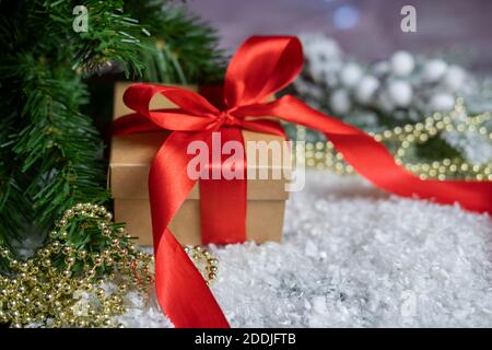 Schöne Weihnachts-Geschenkbox in rot mit Schleife Der Schnee für Valentinstag Dekorationen und ein Weihnachtsbaum Stockfoto