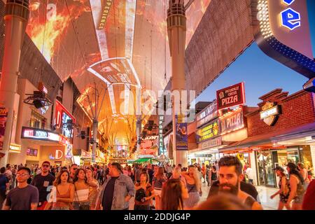 LAS VEGAS, NV - 29. JUNI 2018: Fremont Street Experience in Downtown Las Vegas. Touristen besuchen den alten Bezirk. Stockfoto