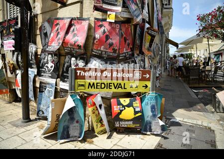 Die Plakate für Theaterstücke während des 73. Internationalen Theaterfestivals in Avignon, Südostfrankreich am 8. Juli 2019. Das 73. Avignon Festival findet vom 4. Bis 23. Juli 2019 statt. Foto von Karim Ait Adjedjou/Avenir Pictures/ABACAPRESS.COM Stockfoto