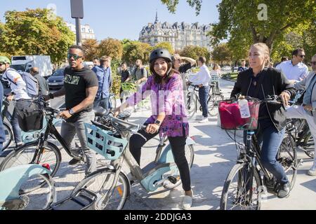 Die Pariser Bürgermeisterin Anne Hidalgo stellt die neuen Radwege in der Rue de Rivoli vor und eröffnet am 4. September 2019 vor dem Hôtel de Ville in Paris, Frankreich, den ersten Ökozähler des Radfahrens. Foto von Loic Baratoux/ABACAPRESS.COM Stockfoto