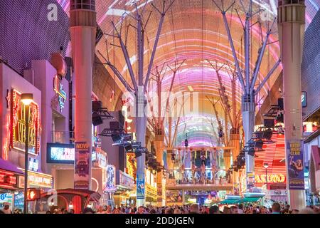 LAS VEGAS, NV - 29. JUNI 2018: Fremont Street Experience in Downtown Las Vegas. Touristen besuchen den alten Bezirk. Stockfoto