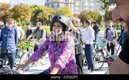 Die Pariser Bürgermeisterin Anne Hidalgo stellt die neuen Radwege in der Rue de Rivoli vor und eröffnet am 4. September 2019 vor dem Hôtel de Ville in Paris, Frankreich, den ersten Ökozähler des Radfahrens. Foto von Loic Baratoux/ABACAPRESS.COM Stockfoto