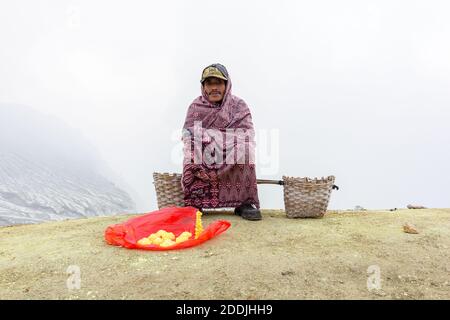 Schwefelabbau am KawaIjen-Krater in Banyuwangi, Indonesien Stockfoto