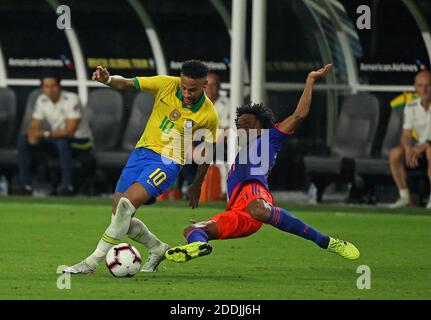 KEIN FILM, KEIN VIDEO, KEIN TV, KEIN DOKUMENTARFILM - Brasiliens Stürmer Neymar (10) fordert den Ball mit dem kolumbianischen Mittelfeldspieler Juan Cuadrado in der zweiten Hälfte eines internationalen Freunds am Freitag, 6. September 2019 im Hard Rock Stadium in Miami Gardens, FL, USA. Das Spiel endete in einem 2-2 Unentschieden. Foto von David Santiago/Miami Herald/TNS/ABACAPRESS.COM Stockfoto