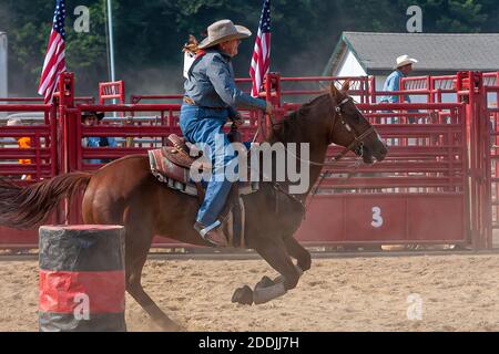 Barrel Racer bei einem Western-Rodeo-Event. Stockfoto