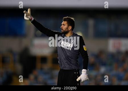 The Den, Bermondsey, London, Großbritannien. November 2020. English Championship Football, Millwall Football Club gegen Reading; Torwart Bartosz Bialkowski von Millwall Kredit: Action Plus Sport/Alamy Live News Stockfoto