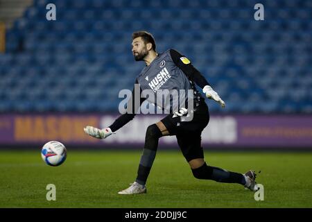 The Den, Bermondsey, London, Großbritannien. November 2020. English Championship Football, Millwall Football Club gegen Reading; Torwart Bartosz Bialkowski von Millwall Kredit: Action Plus Sport/Alamy Live News Stockfoto