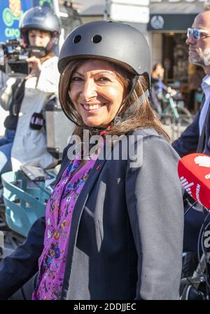 Die Pariser Bürgermeisterin Anne Hidalgo stellt die neuen Radwege in der Rue de Rivoli vor und eröffnet am 4. September 2019 vor dem Hôtel de Ville in Paris, Frankreich, den ersten Ökozähler des Radfahrens. Foto von Loic Baratoux/ABACAPRESS.COM Stockfoto