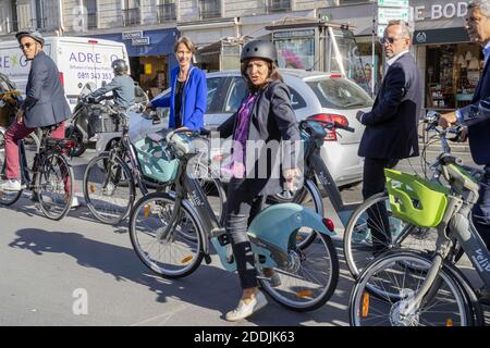 Die Pariser Bürgermeisterin Anne Hidalgo stellt die neuen Radwege in der Rue de Rivoli vor und eröffnet am 4. September 2019 vor dem Hôtel de Ville in Paris, Frankreich, den ersten Ökozähler des Radfahrens. Foto von Loic Baratoux/ABACAPRESS.COM Stockfoto