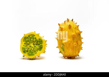 Kiwano oder Cucumis metuliferus isoliert auf weißem Hintergrund. Stockfoto