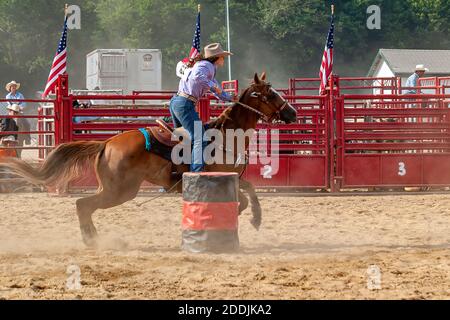 Barrel Racer bei einem Western-Rodeo-Event. Stockfoto