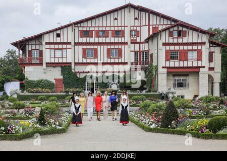 Brigitte Macron, Ehefrau des französischen Präsidenten Emmanuel Macron, US-First Lady Melania Trump, Akie Abe, Ehefrau des japanischen Premierministers Shinzo Abe, Chiles First Lady Cecilia Morel, Jenny Morrison, Ehefrau des australischen Premierministers Scott Morrison, Malgorzata Tusk, Ehefrau des Präsidenten des Europäischen Rates Donald Tusk und Adele Malpass, Frau des Weltbankpräsidenten David Malpass posiert im Garten der Villa Arnaga, Haus-Museum von Edmond Rostand, während eines Besuchs über traditionelle baskische Kultur in Combo-les-Bains, bei Biarritz im Rahmen des G7-Gipfels, 25. August 2019. Foto von Thibaud Moritz/ABACAPRESS. Stockfoto