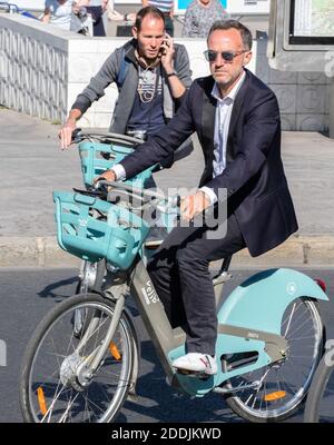 Christophe Najdovski, stellvertretender Bürgermeister von Paris, stellt die neuen Radwege in der Rue de Rivoli vor und eröffnet am 4. September 2019 den ersten Ökozähler des Radfahrens vor dem Hôtel de Ville in Paris, Frankreich. Foto von Loic Baratoux/ABACAPRESS.COM Stockfoto