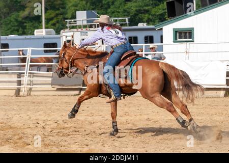 Barrel Racer bei einem Western-Rodeo-Event. Stockfoto